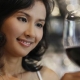 thajská žena s pohárom vína v ruke