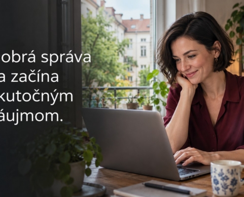Žena píše správu na notebooku pri okne. Citát: Dobrá správa sa začína skutočným záujmom.