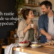 Dvojica pri spoločnej príprave raňajok. Citát: Vzťah rastie tam, kde sa obaja cítia vypočutí.