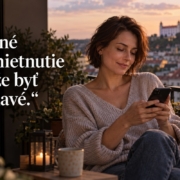 Žena premýšľa nad správou po rande. Citát: Jasné odmietnutie môže byť láskavé.