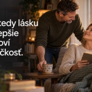 Partner podáva žene čaj počas pokojného čítania. Citát: Niekedy lásku najlepšie vysloví maličkosť.