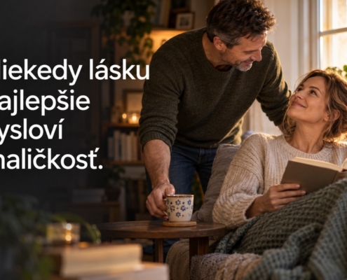Partner podáva žene čaj počas pokojného čítania. Citát: Niekedy lásku najlepšie vysloví maličkosť.
