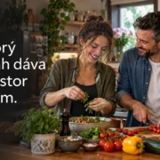 Pár spolu pripravuje jedlo. Citát: Dobrý vzťah dáva priestor obom.