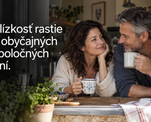 Pár si vychutnáva rannú kávu. Citát: Blízkosť rastie z obyčajných spoločných dní.