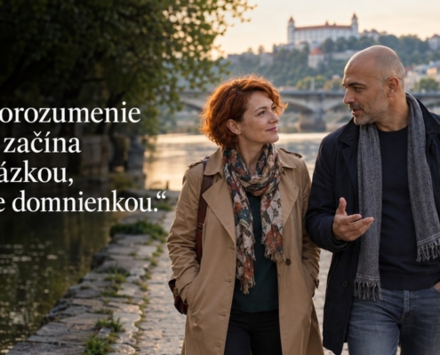 Partnerský rozhovor na prechádzke pri rieke. Citát: Porozumenie sa začína otázkou, nie domnienkou.