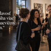 Zoznámenie cez spoločných známych na výstave. Citát: Zvedavosť pomáha viac než nacvičený výkon.