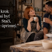 Prvý krok na žene: ako pozvať muža na rande – redakčný citát Žena pozýva muža na kávu počas tvorivého kurzu. Citát: Prvý krok nemusí byť veľký. Stačí, keď je úprimný.