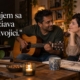 Dvojica si nachádza spoločný čas popri vlastných záujmoch. Citát: Záujem sa udržiava vo dvojici.
