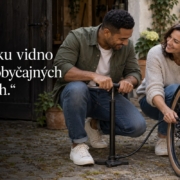 Láska prejavená obyčajnou vzájomnou pomocou. Citát: Lásku vidno aj v obyčajných dňoch.