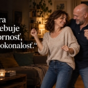 Kedy zo vzťahu mizne iskra a ako obnoviť blízkosť – redakčný citát Dlhoročný pár si užíva spoločný tanec doma. Citát: Iskra potrebuje pozornosť, nie dokonalosť.