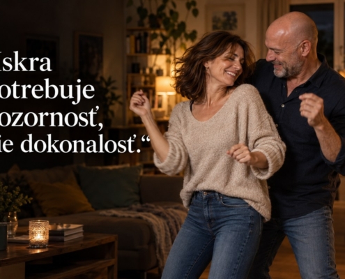 Dlhoročný pár si užíva spoločný tanec doma. Citát: Iskra potrebuje pozornosť, nie dokonalosť.