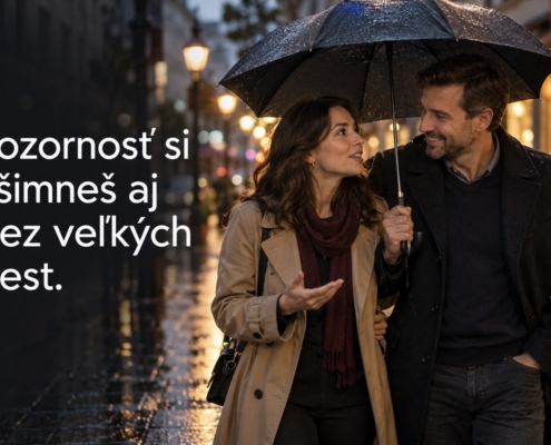 Muž pozorne počúva partnerku pod dáždnikom. Citát: Pozornosť si všimneš aj bez veľkých gest.