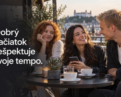 Mladí dospelí pri rozhovore na terase. Citát: Dobrý začiatok rešpektuje tvoje tempo.