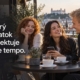 Mladí dospelí pri rozhovore na terase. Citát: Dobrý začiatok rešpektuje tvoje tempo.