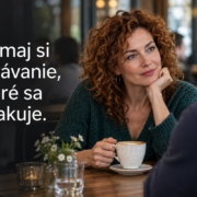 Žena premýšľa počas rozhovoru v kaviarni. Citát: Všímaj si správanie, ktoré sa opakuje.