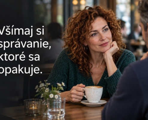 Žena premýšľa počas rozhovoru v kaviarni. Citát: Všímaj si správanie, ktoré sa opakuje.