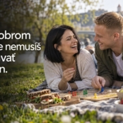 Pár sa baví na pikniku so spoločenskou hrou. Citát: Na dobrom rande nemusíš podávať výkon.