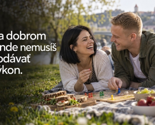 Pár sa baví na pikniku so spoločenskou hrou. Citát: Na dobrom rande nemusíš podávať výkon.