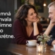 Žena úprimne chváli muža pri rozhovore. Citát: Úprimná pochvala si všimne niečo konkrétne.