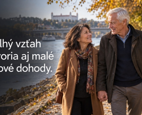 Starší pár sa drží za ruky na prechádzke. Citát: Dlhý vzťah tvoria aj malé nové dohody.