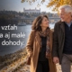 Starší pár sa drží za ruky na prechádzke. Citát: Dlhý vzťah tvoria aj malé nové dohody.