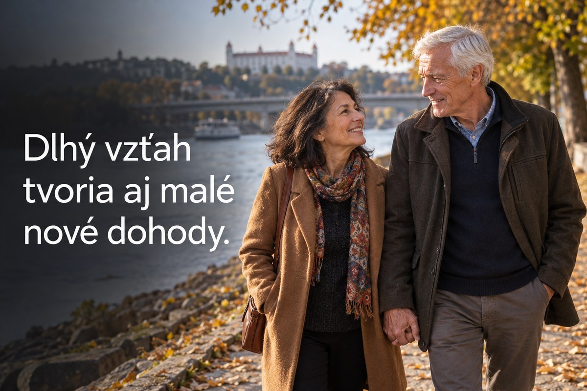 Starší pár sa drží za ruky na prechádzke. Citát: Dlhý vzťah tvoria aj malé nové dohody.