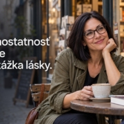 Dlhodobo single ženy: 3 prekážky pri zoznamovaní a čo s nimi – redakčný citát Samostatná žena pri káve pred kníhkupectvom. Citát: Samostatnosť nie je prekážka lásky.