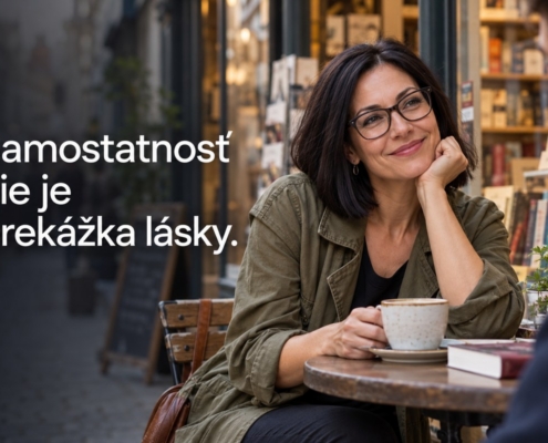 Samostatná žena pri káve pred kníhkupectvom. Citát: Samostatnosť nie je prekážka lásky.
