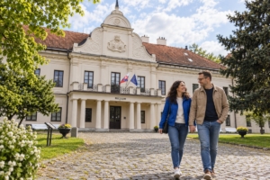 Dvojica pri kaštieli Andrássyovcov v Trebišove počas dňa, ilustračná AI fotografia