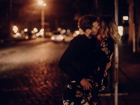 dvojica sa bozkáva v tme na ulici