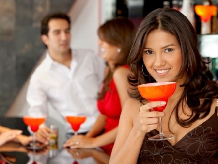sexy žena na večierku pije drink