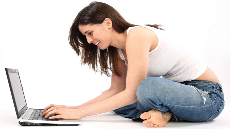 veselá žena chatuje na laptope