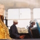 žena pozerá z okna autobusu