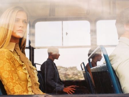 žena pozerá z okna autobusu