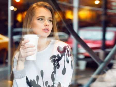 osamelá žena v kaviarni