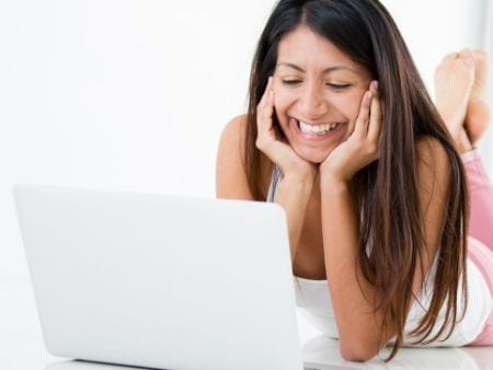 žena sa zabáva na online zoznamke