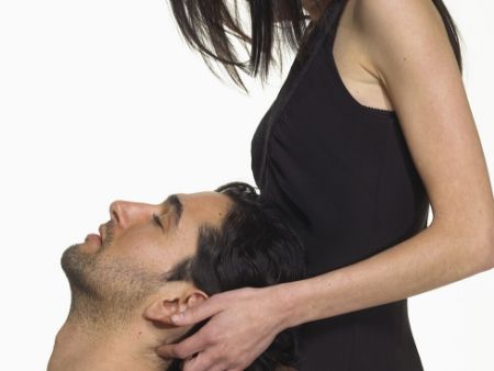 muž sa opiera hlavou žene o brucha a ona mu masíruje krk