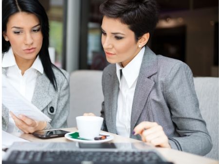 dve ženy sedia pri káve