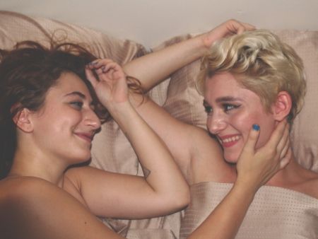 dve ženy ležia v posteli a usmievajú sa